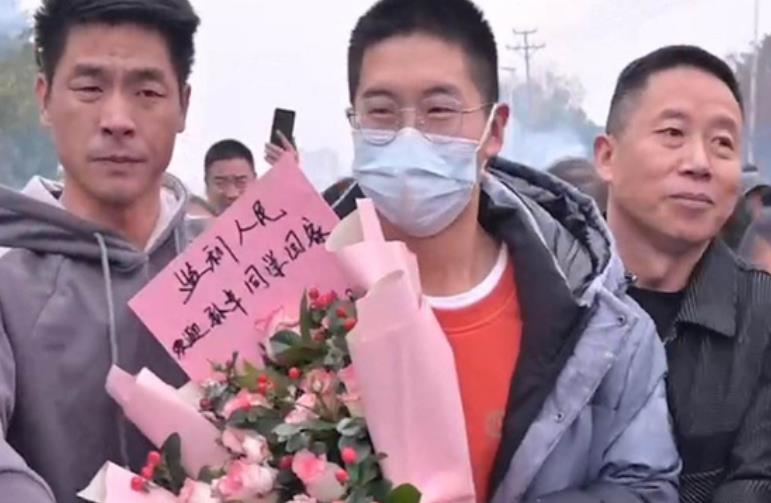 柳岩|教子有方！孙海洋晒孙卓孙辉洗碗特制围裙，孙爸爸举动被网友称赞