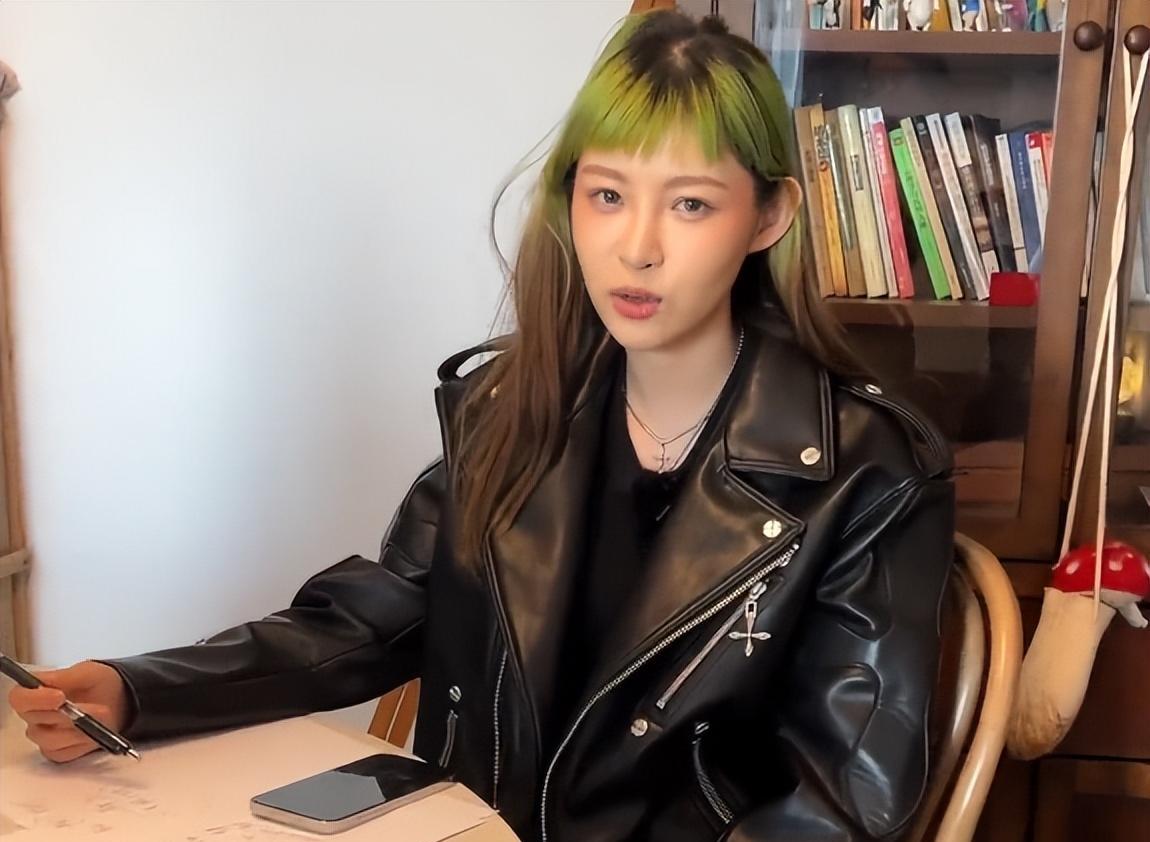 情侣|痞幼承认倒追的男友，夸其像孙红雷肖央的合体，穿情侣睡衣疑同居