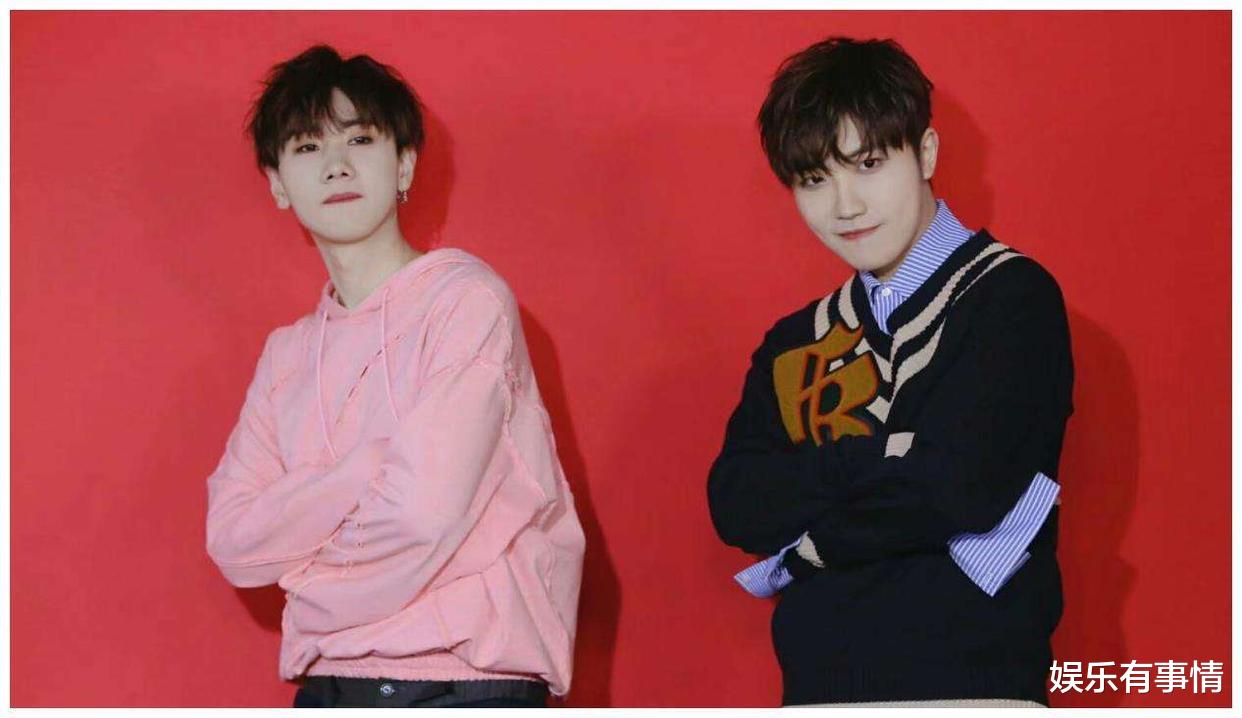 慕容晓晓|慕容晓晓直播卖唱，网友点歌《爱情买卖》，表情过猛假睫毛快掉了