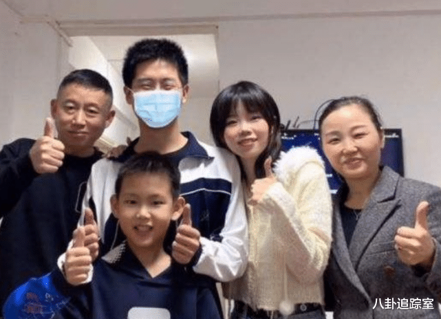 饶敏莉|孙卓动态“富贵味”十足，拿花的手意外抢镜，网友：不刷碗可惜了