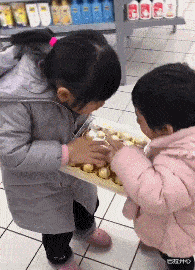 王思聪|王思聪女友高调秀恩爱！穿睡衣下厨做饭，十指紧扣幸福温馨