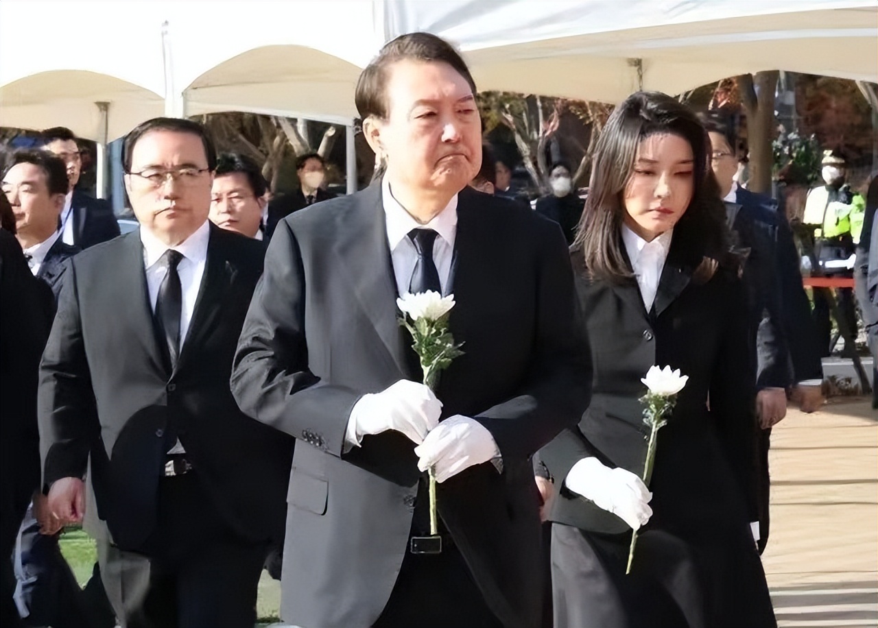 韩国总统夫妇齐亮相！吊唁梨泰院遇难者，50岁金建希穿黑色惊艳了