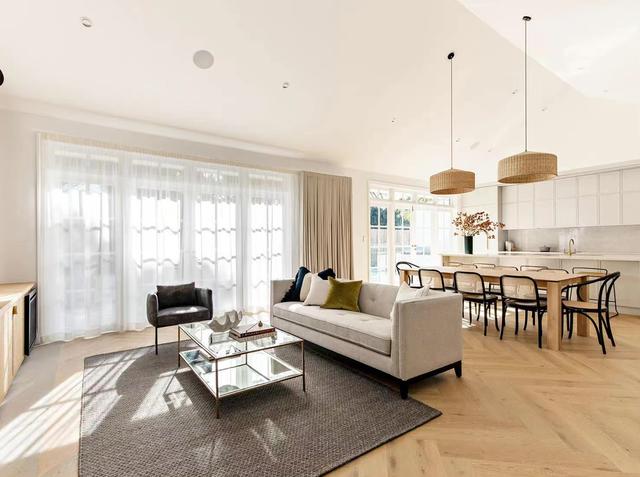 大平房现代风,浅色原木色,藤编黄铜元素,简约到极致便是高级