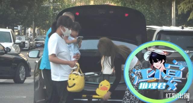 释小龙|释小龙老婆带娃出游被拍，女儿正面照首曝光，保姆司机随行照顾