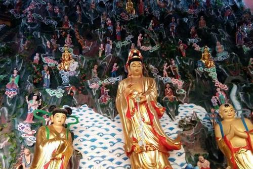 两个外地和尚修山上的破庙,破庙修好后,山村里少了6个年轻女子