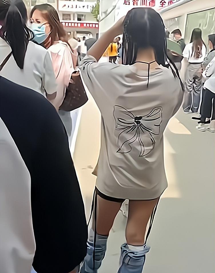 纪实：女孩穿悬空裤，大爷紧盯着看，大妈怒斥：几根布条有什么好看的