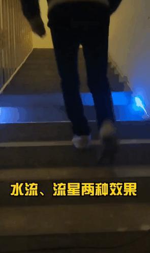 大理石楼梯上挖卡槽,塞条流水灯带,人来灯亮人走灯灭,效果高级