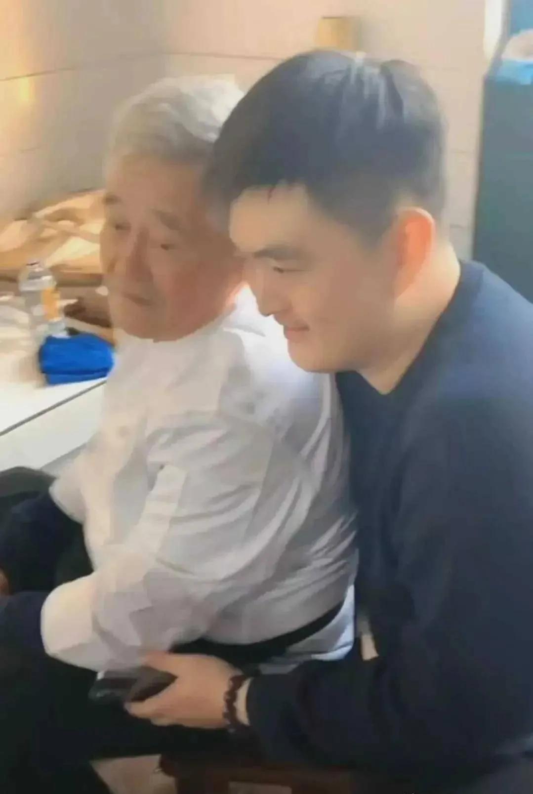 短发|赵本山儿子发飙,新店开业无人捧场,感叹老赵影响力不行了!