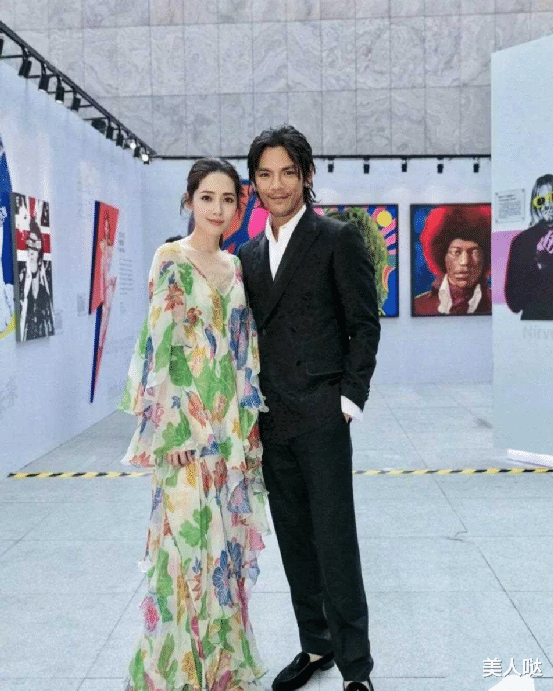 郭碧婷|郭碧婷和向佐同框亮相，她穿印花裙美如仙女，向佐胡子拉碴像反派