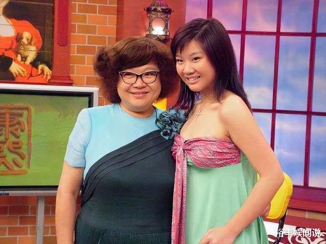 郑欣宜|郑欣宜疑似与男友同居！两人一同步出香闺，男方高大染灰白色头发