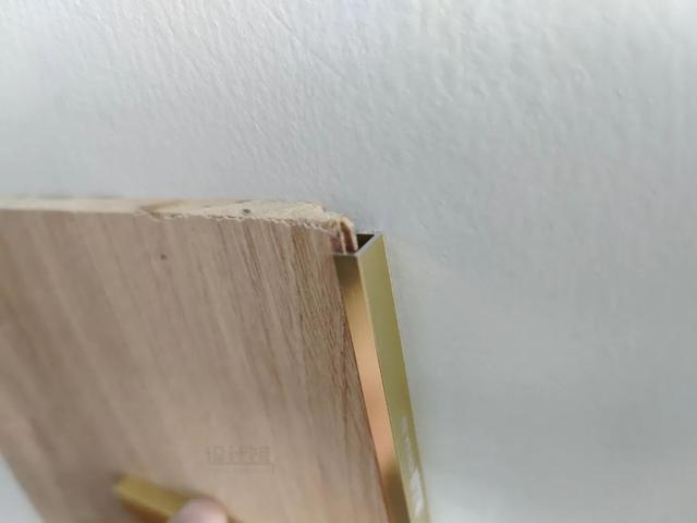 墙面装修用两种材料，中间如何收口衔接？