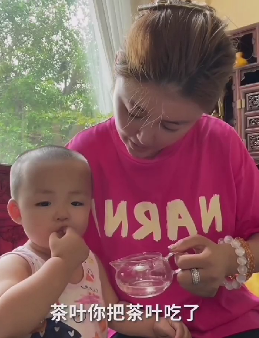 乡村爱情|唏嘘！娇娇直播卖茶叶，让2岁女儿喝银针茶，专家：儿童不宜喝茶