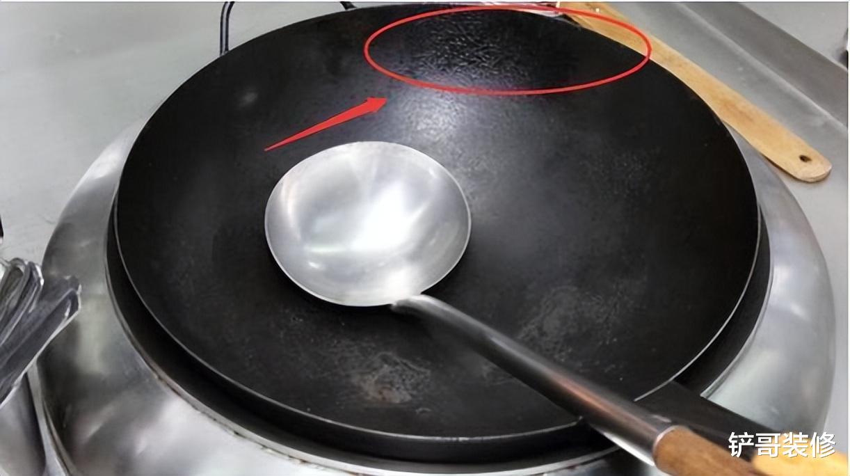 刚炒完菜的锅,别用凉水洗!教你正确的方法,锅不生锈还不粘
