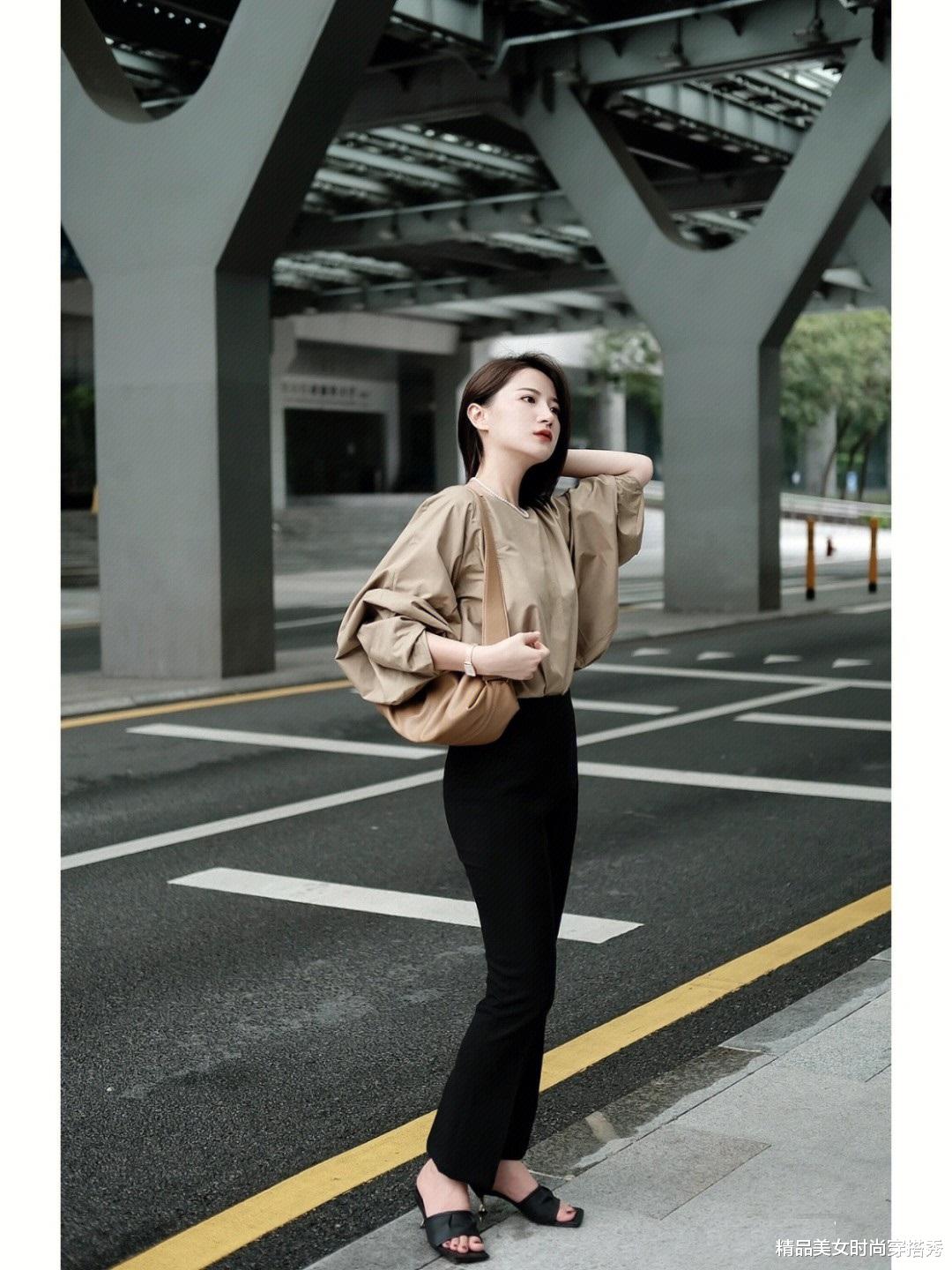 穿衣搭配|秋天的职场装怎么穿?短袖T恤搭配灰黑色西裤,小个子女生也能穿