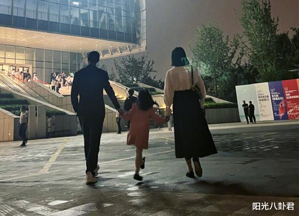 王祖蓝|众星带娃为祖国庆生，郭富城女儿唱红歌，王祖蓝两个女儿同穿汉服