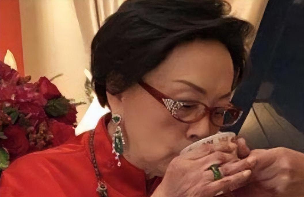 翡翠手镯|富婆们的特殊偏好：为啥都对这件东西情有独钟？