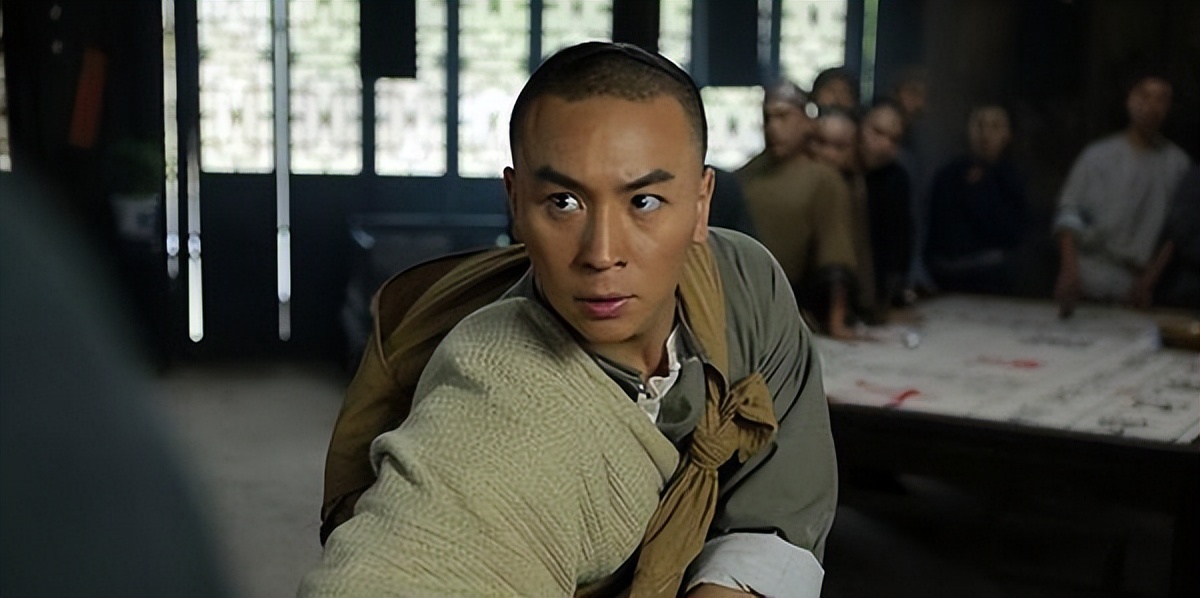 释小龙|释小龙带妻女外出，娇妻不输圈内女星，女儿娇憨可爱很温馨