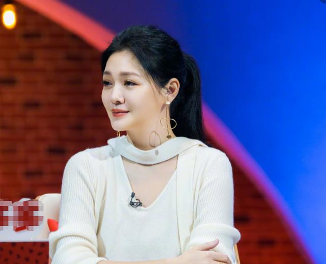 心居|汪小菲面容憔悴胡子拉碴,手撑额头直播要礼物,满嘴脏话怒怼网友