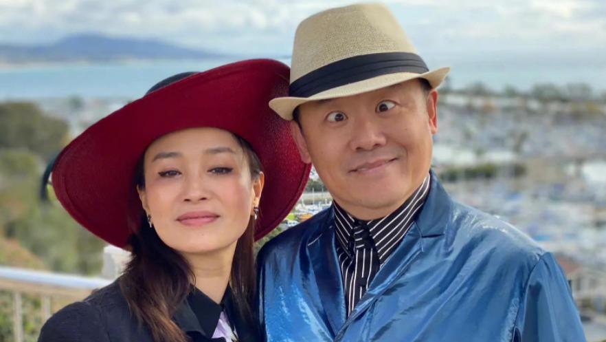 周立波|周立波现身纽约餐厅！搂粉丝合影被赞友善，55岁长居国外住豪宅