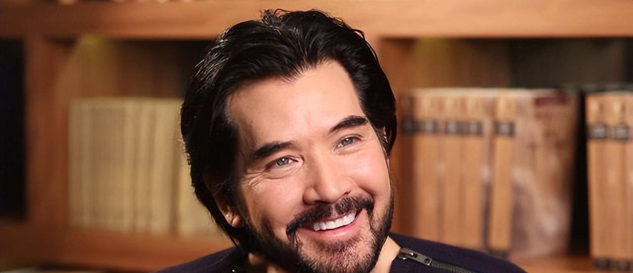 费翔|混血男神费翔,27岁登春晚爆红,61岁未婚未育与猫作伴