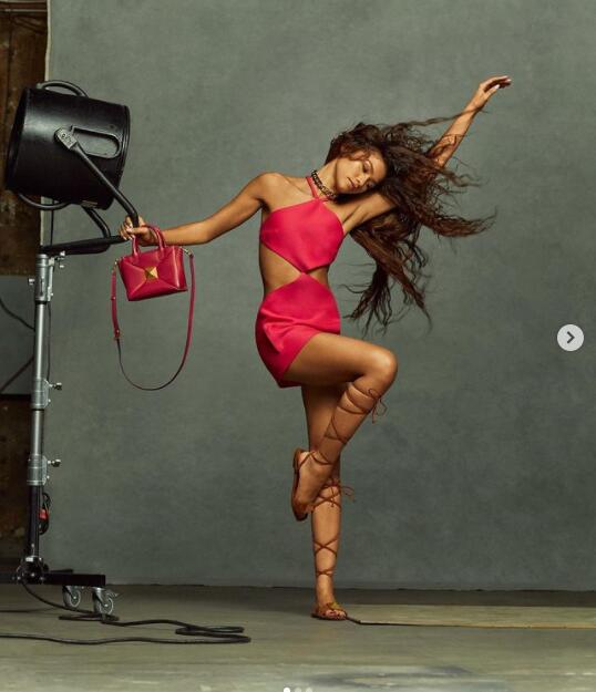 赞达亚|“全球最性感女星”赞达亚与辣妻海莉比伯撞衫 网友：一个甜一个辣！