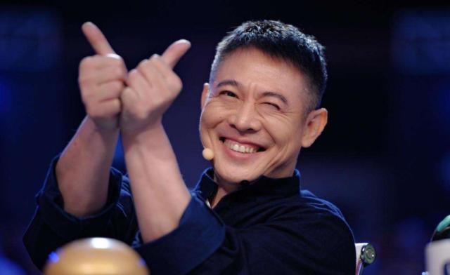 李连杰|李连杰女儿舞会照曝光，自信大方明星范，仍难逃子女不如父母定律