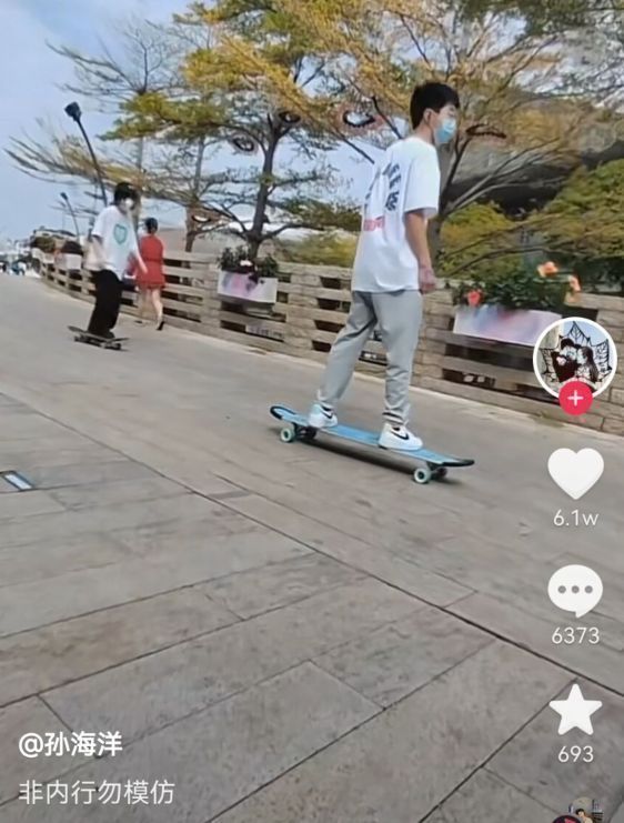 |孙卓一家五口玩滑板,卓宝变洋气没认出来,孙海洋动作缓慢遭嫌弃