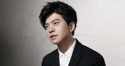 李健|她是清华女博士，因长相太美被发掘，三次拒绝进圈嫁歌手李健为妻