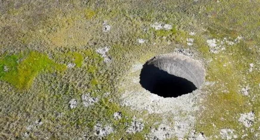 北极圈接连爆出神秘巨洞,科学家调查得知:地下冻土在“作怪”!