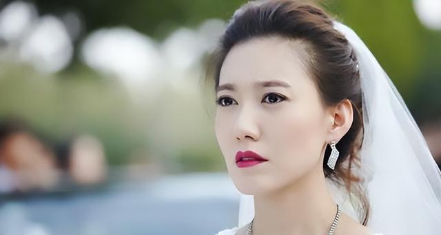 高露|演员高露:中年翻红,嫁直男圈外丈夫,婚后儿女双全幸福美满