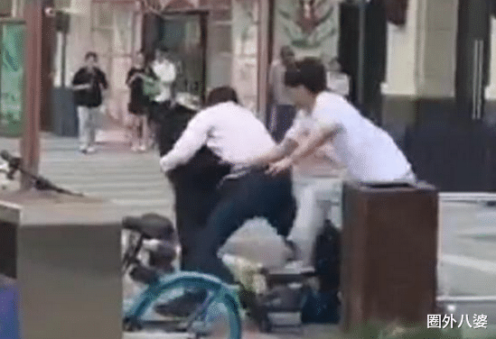 “当街割喉,连刺数刀?”女高血溅街边!男子:没事,我砍错了!