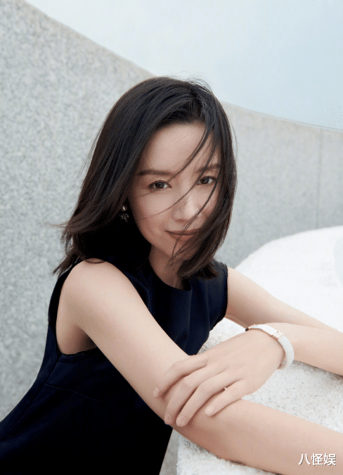 董洁|董洁聚餐与男子牵手拥抱，举止亲密引热议，4年前就被曝有新恋情