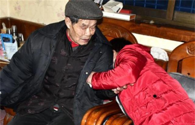 被骗32年的妹妹回家,姐姐拿出32年前买的黄裙子,喜极而泣