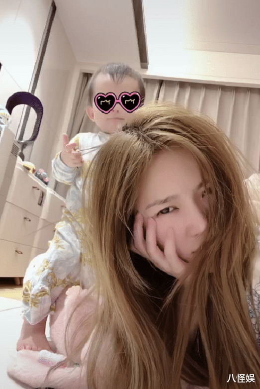 杜淳|杜淳老婆一早陪女儿玩耍，9个月蛋饺啃妈妈发箍扯她头发，好调皮