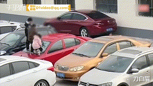 三名小孩暴力打砸小汽车,同伴在一旁喊加油,网友怒了:怎么教的?