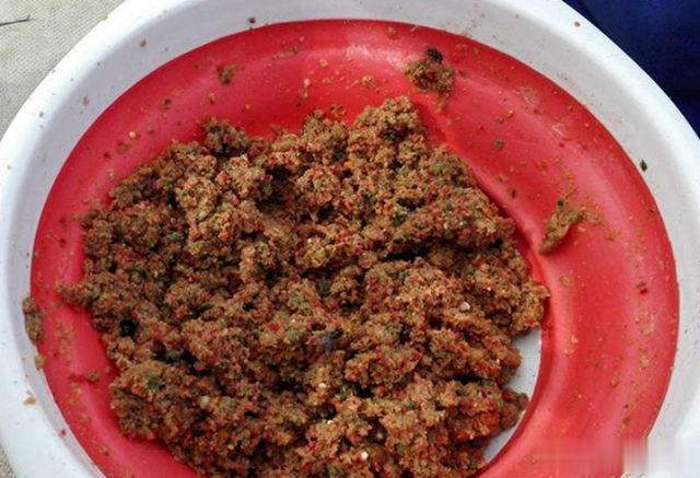 |盛夏天热鱼也热，野钓打窝很关键，找对方式才是爆护的前提