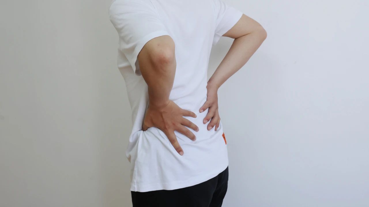 |久坐办公室，小心腰椎间盘突出症找上门，4个身体预警别再忽略