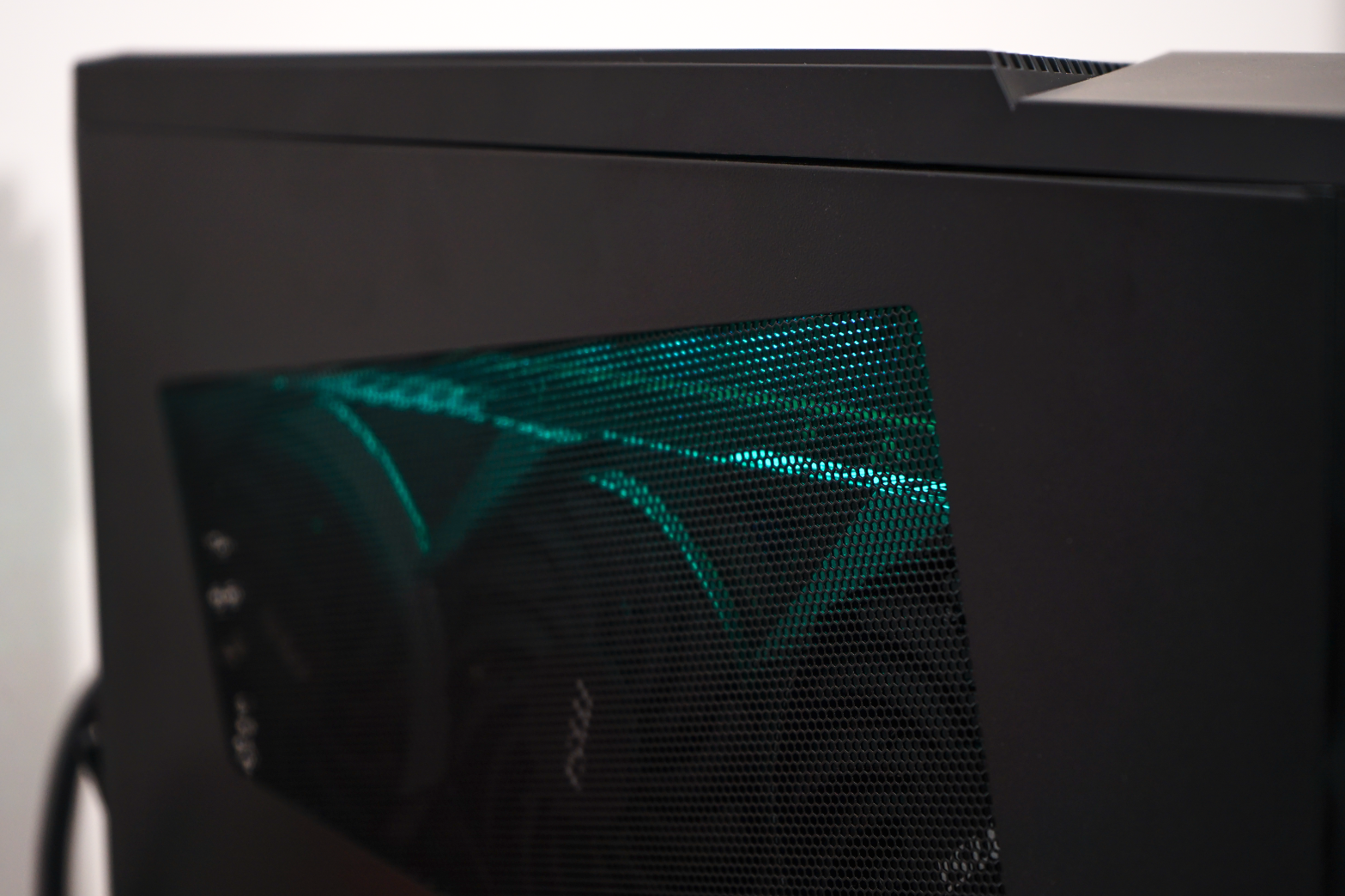 meg|10L容量，品牌机“小钢炮”的天花板？微星海皇戟X 12th上手体验