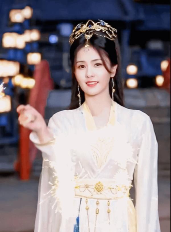 白梦妍|《长月烬明》还没拍完，白鹿新剧就上线，首搭张彬彬合作新剧