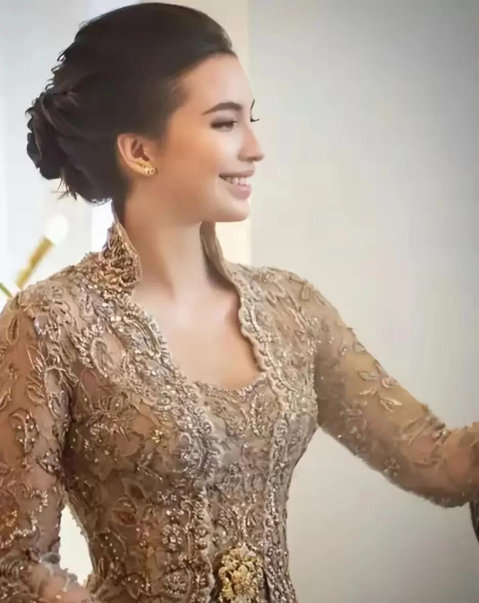 超模|马来西亚最惨王妃 名模出身却被母亲背叛 遭丈夫家暴 后逃出活成自我