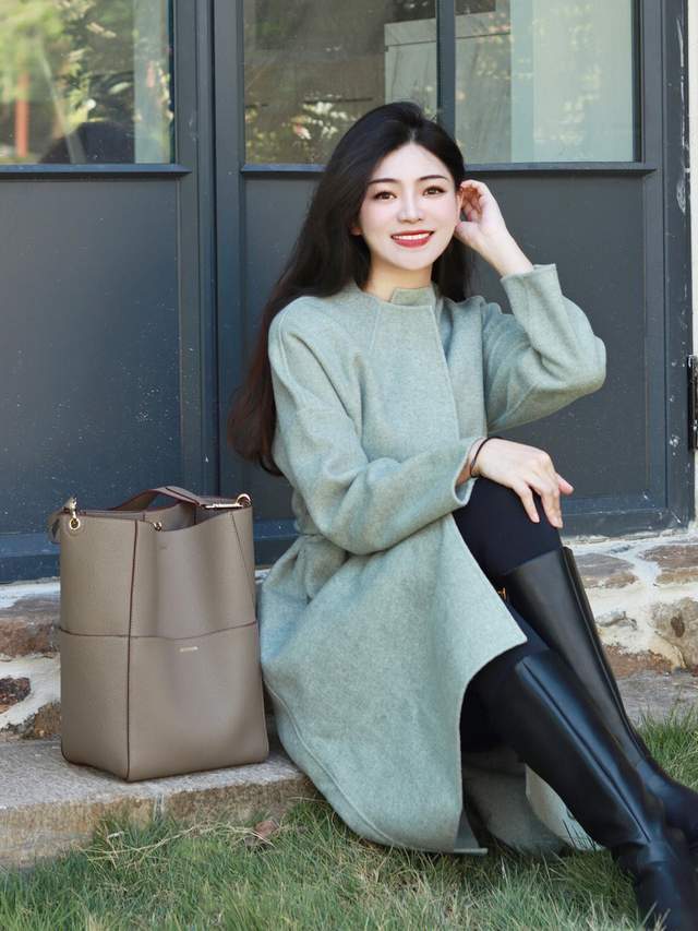 针织衫|会穿的职场女人,都爱“针织衫+打底裤和半身裙”,时髦又显气质