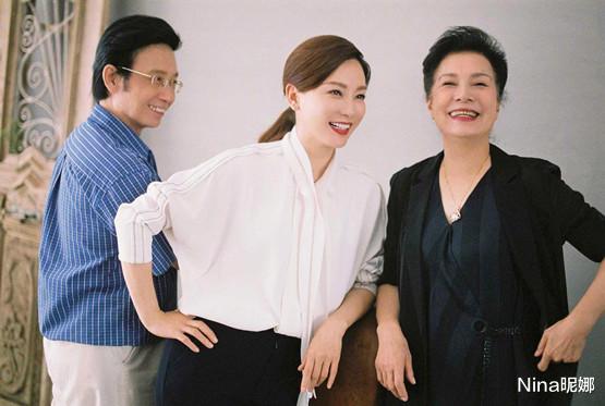 陈数|陈数打卡青岛!老戏骨穿卫衣还是少女身材,结婚11年不生娃真苗条