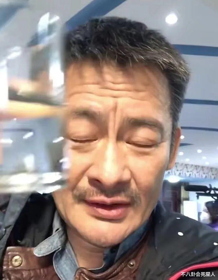 景冈山|55岁景冈山近照，满脸树皮纹，每天两三斤白酒，曾醉到在阳台小便