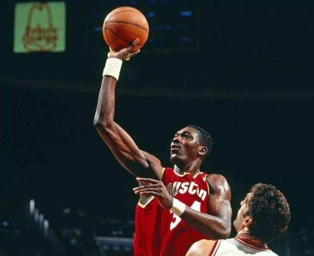 湖人队|卓尔不凡！盘点NBA最伟大的五个球衣号码：科比的24号无缘入选！