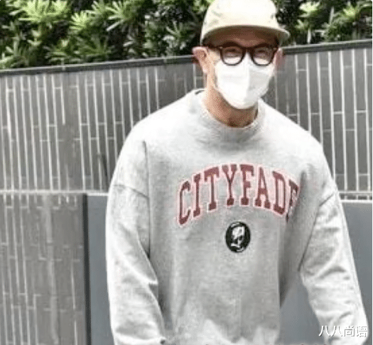 具俊晔|具俊晔为见大S换新装，穿格纹衬衫戴黑边儿眼镜，53岁状态真斯文