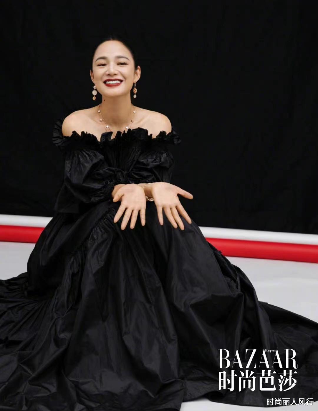 小姐姐|43岁周韵一看就被姜文宠得很好!穿露肩裙拍大片,高贵气质超罕见