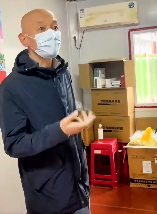 袁咏仪|65岁葛优做核酸被偶遇,身形消瘦皱纹明显,慰问医护人员太亲切