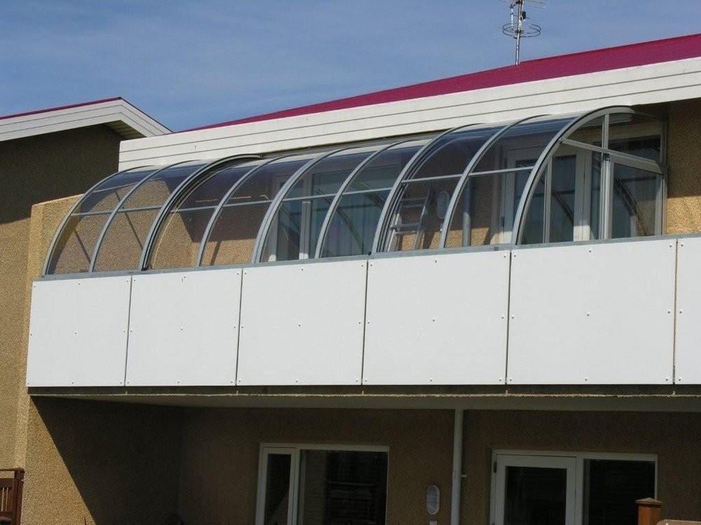 还是这样封露台好,围一圈弧面玻璃采光窗,瞬间成了阳光房