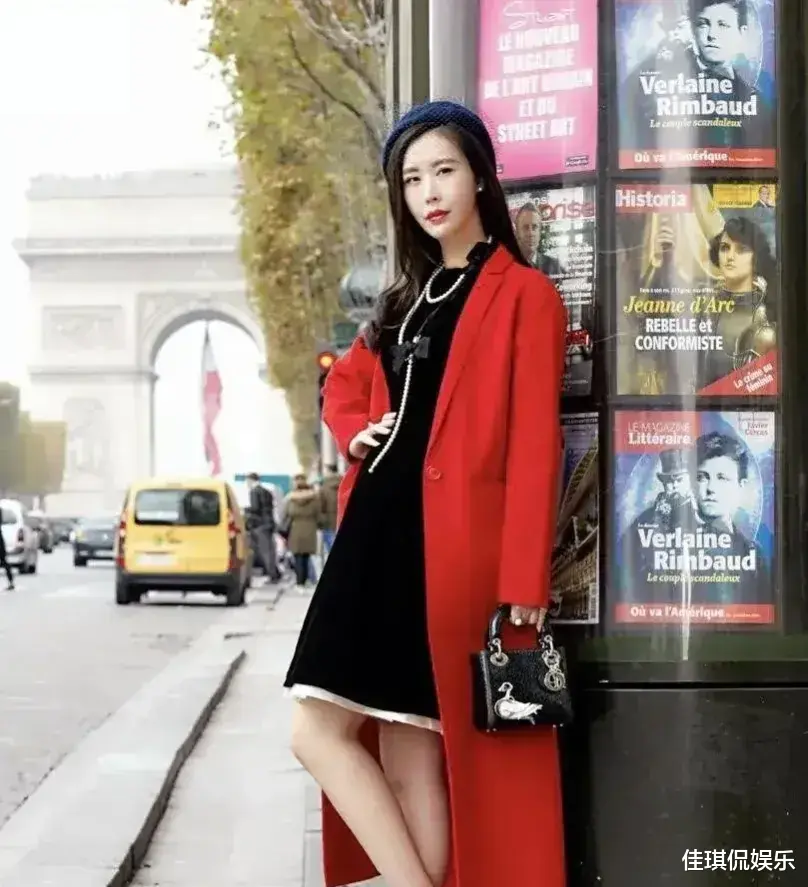 田朴珺|王石第二任妻子漫步在法国街头！打扮优雅，被爱情滋润就是不一样