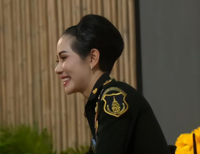 诗妮娜|37岁诗妮娜存在感降低,贵妃近况戛然而止,隐忍暂避后宫霸主锋芒